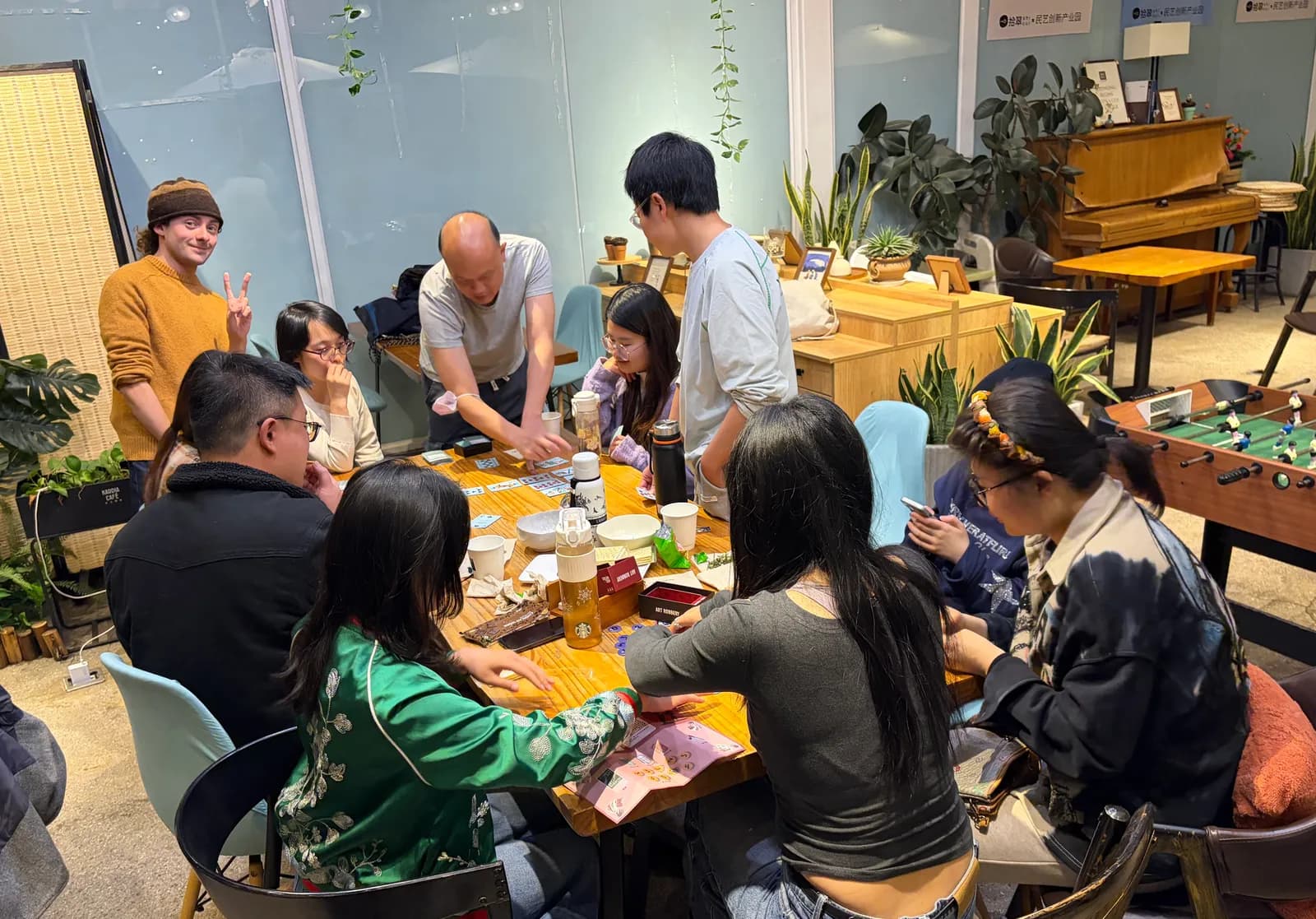 A full table of eleven players partway through a game of Art Robbery