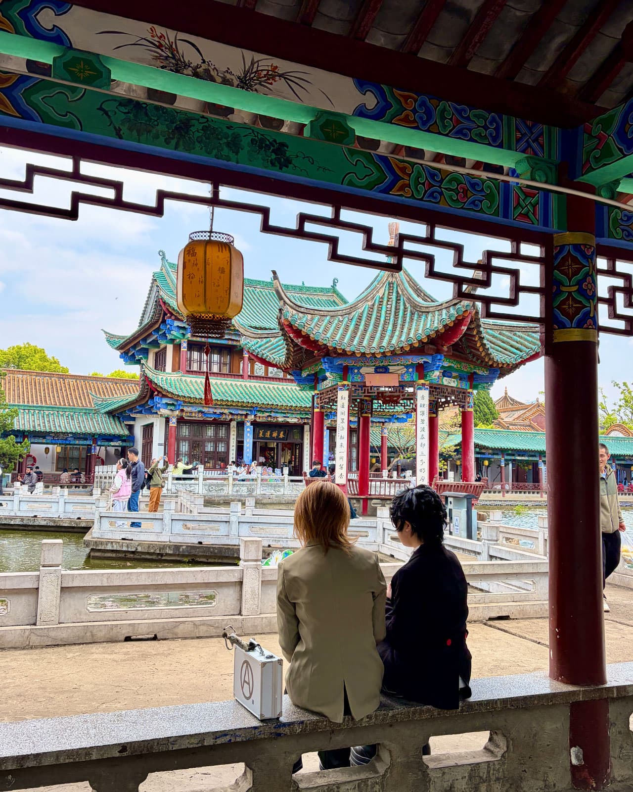 Two young people in the pavilion, looking out at the Green Lake 翠湖